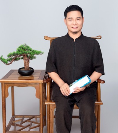精勤不倦克顽疾 博极医源扬中医 功勋国医 · 当代楷模 中医药传承创新模范人物—盛国轩