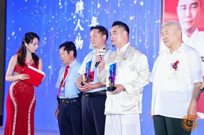 精勤不倦克顽疾 博极医源扬中医 功勋国医 · 当代楷模 中医药传承创新模范人物—盛国轩
